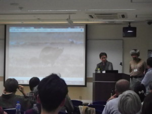 写真２：ロシアのシギ・チドリについて話す佐藤さんと澤さん